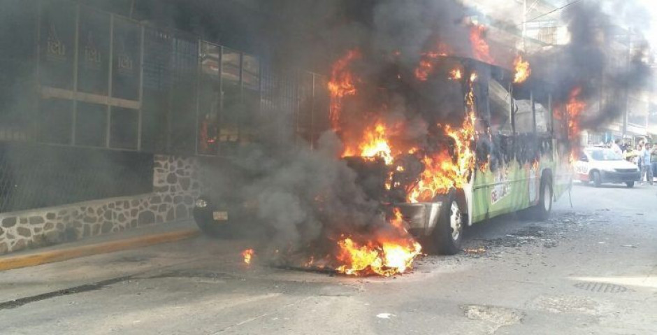 Camión es incendiado frente a guardería en Acapulco