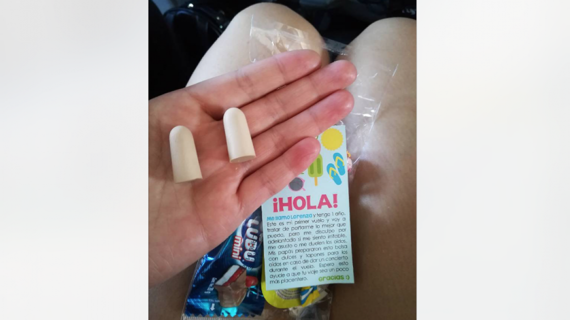 Regalan dulces y tapones de oído por primer viaje en avión de su bebé