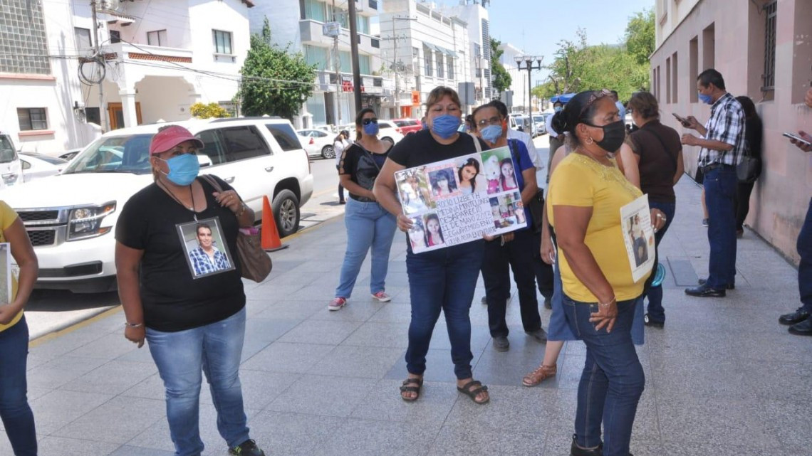 Se suman colectivos de familiares de desaparecidos para pedir apoyos y pago de becas