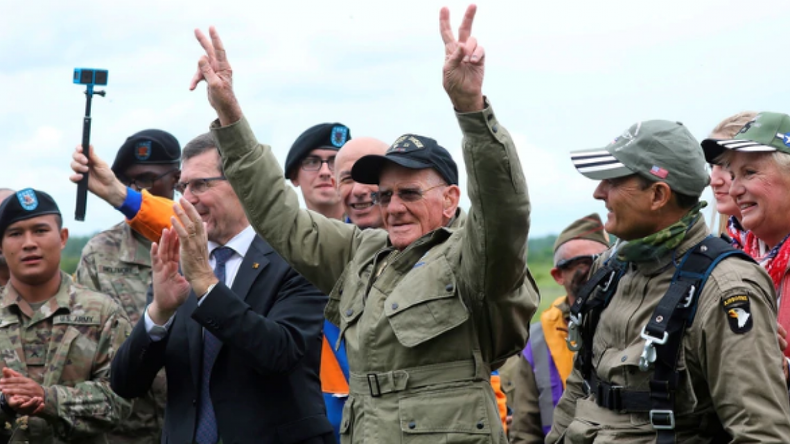 Veterano de 97 años recrea su salto por aniversario del “Día D”