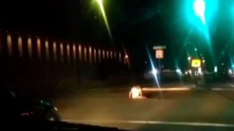 Exhiben a migrantes que cruzan a El Paso por alcantarillas