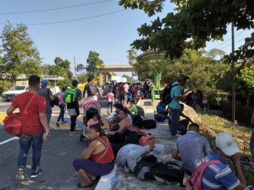 Ingresan migrantes en caravana a México