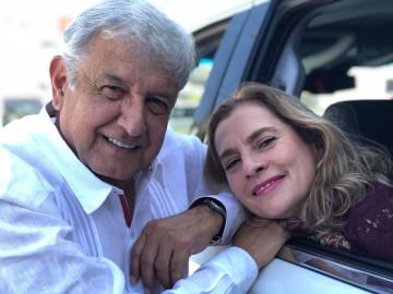 AMLO da la bienvenida en Twitter a su esposa