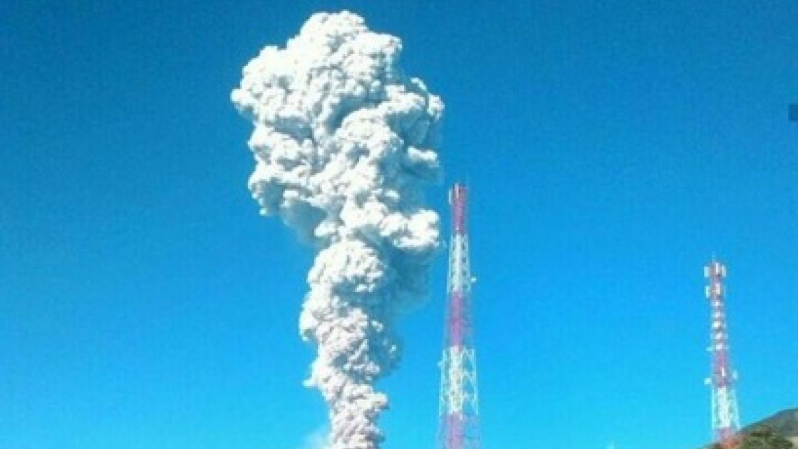 Volcán Merapi en la isla de Java entra en erupción