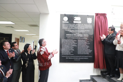 Develan placa en el Congreso  por bicentenario de la Constitución 