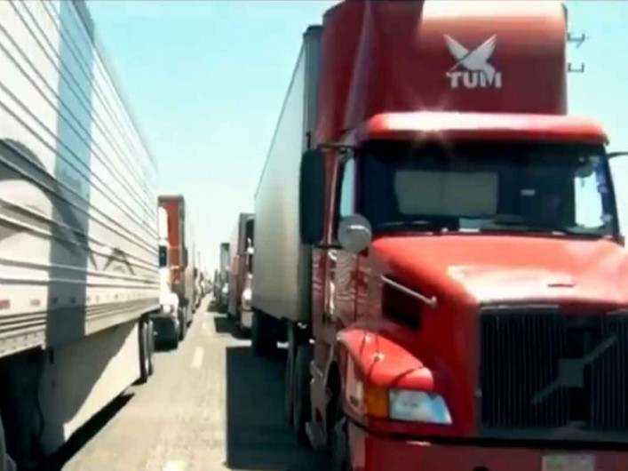 Continúan retrasos en fronteras del país