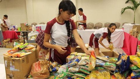 Voluntarios apoyan en centro de acopio de DIF Victoria