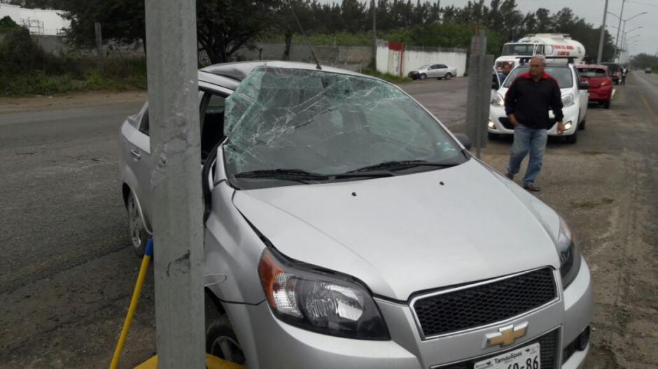 Profesora derrapa en pavimento mojado e impacta contra un poste