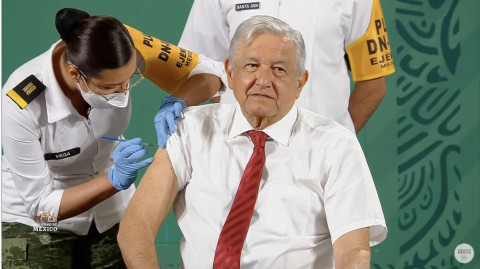 Recibe AMLO segunda dosis de la vacuna contra el COVID-19 