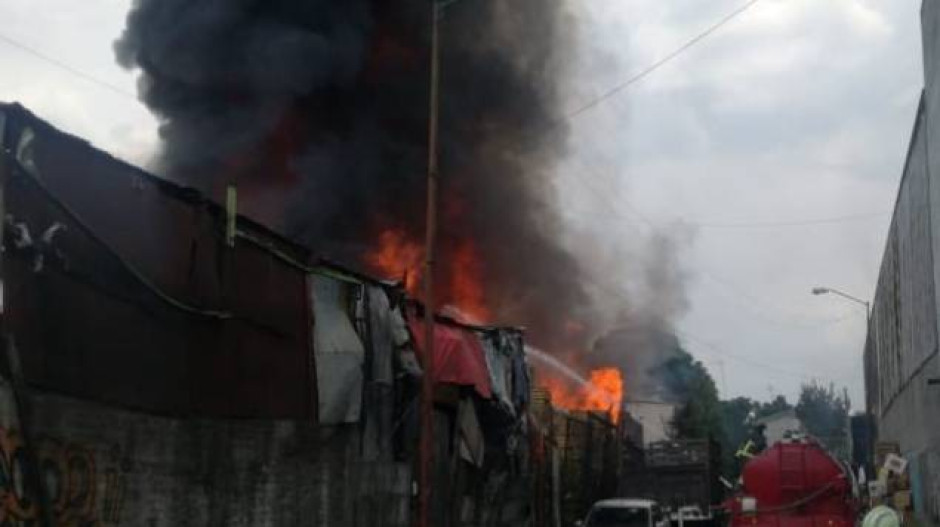 Pánico tras incendio en fábrica en Iztapalapa