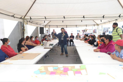 Participan familias y artistas locales en la creación de mural en dispensario médico en la colonia Primero de Mayo 