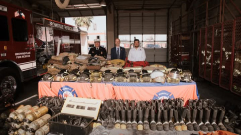 Departamento de Bomberos de Brownsville dona equipo a Matamoros