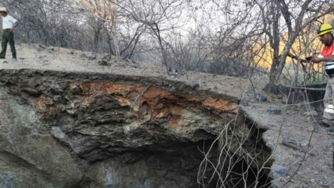 Socavón de 15 metros se abre en Guerrero