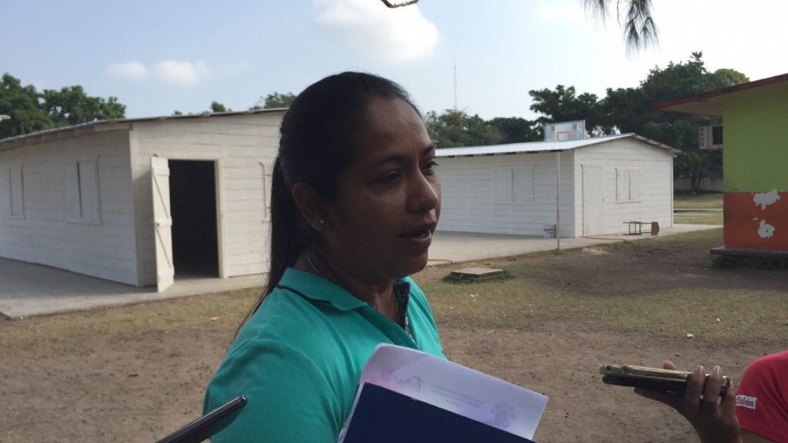 Instalan salones de clase improvisados para niños