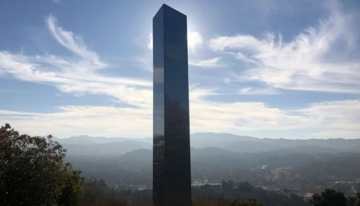 “No queremos ilegales, de México o del Espacio”, derriban Monolito de California 