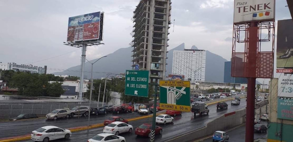 Carambola de 25 vehículos en Monterrey, NL