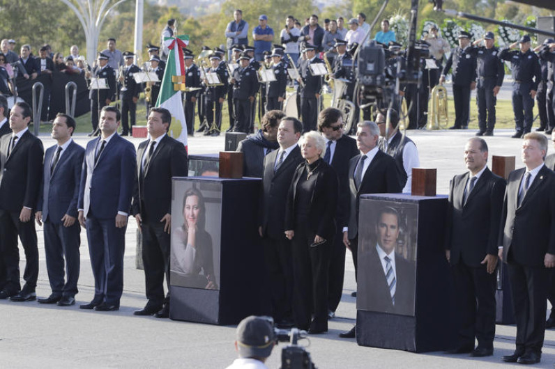 Abuchean a Olga Sánchez Cordero en homenaje a Alonso y Moreno Valle
