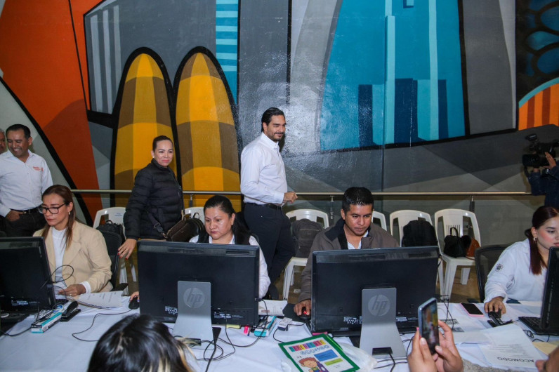 Recibió Alcalde Carlos Peña Ortiz documentos de candidatos a Becas Municipales Contamos Contigo 2024