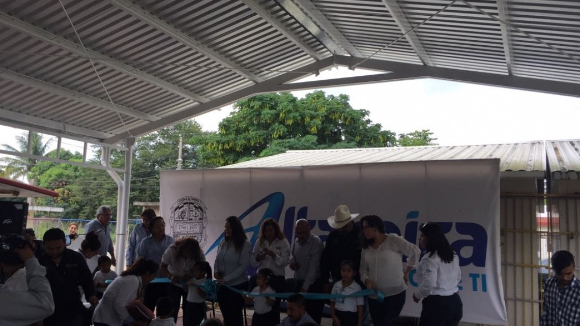 Educación es respaldada con becas y ampliación de infraestructura