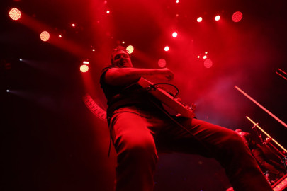 Josh Homme se disculpa por patear a una fotógrafa