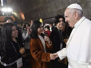Papa se lanza contra el narcisismo digital