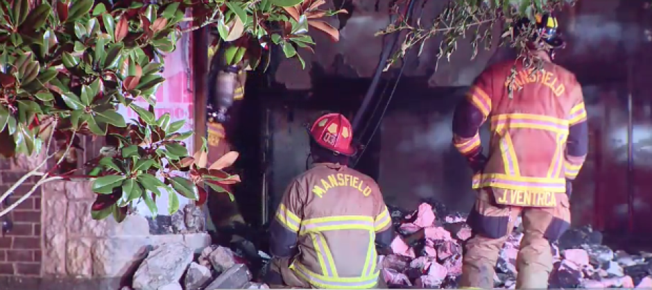 Adolescente salva de incendio a un niño