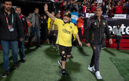 Maradona levanta la mano para dirigir al Tri
