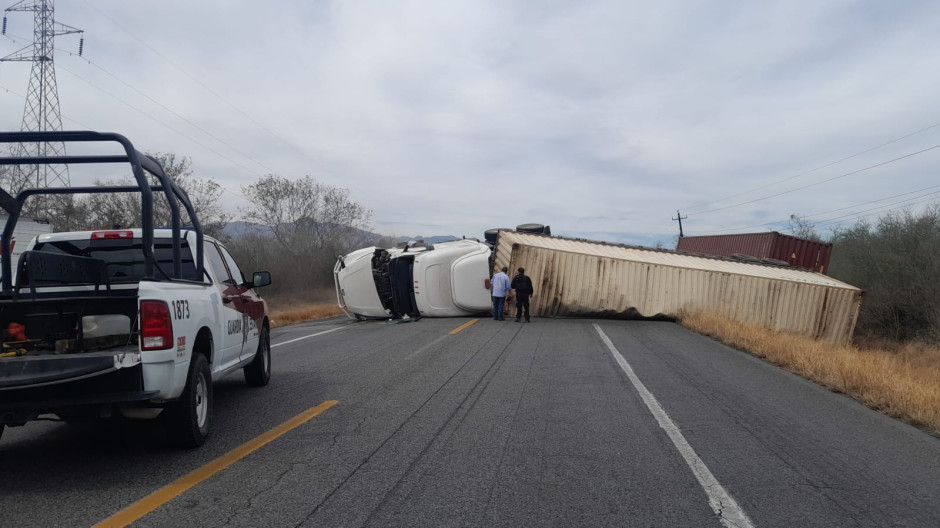 Alerta: circulación cerrada en ambos sentidos en Carretera Victoria-Monterrey por volcadura