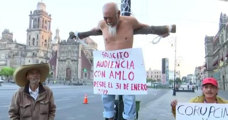 Hombre se crucifica y solicita audiencia con AMLO