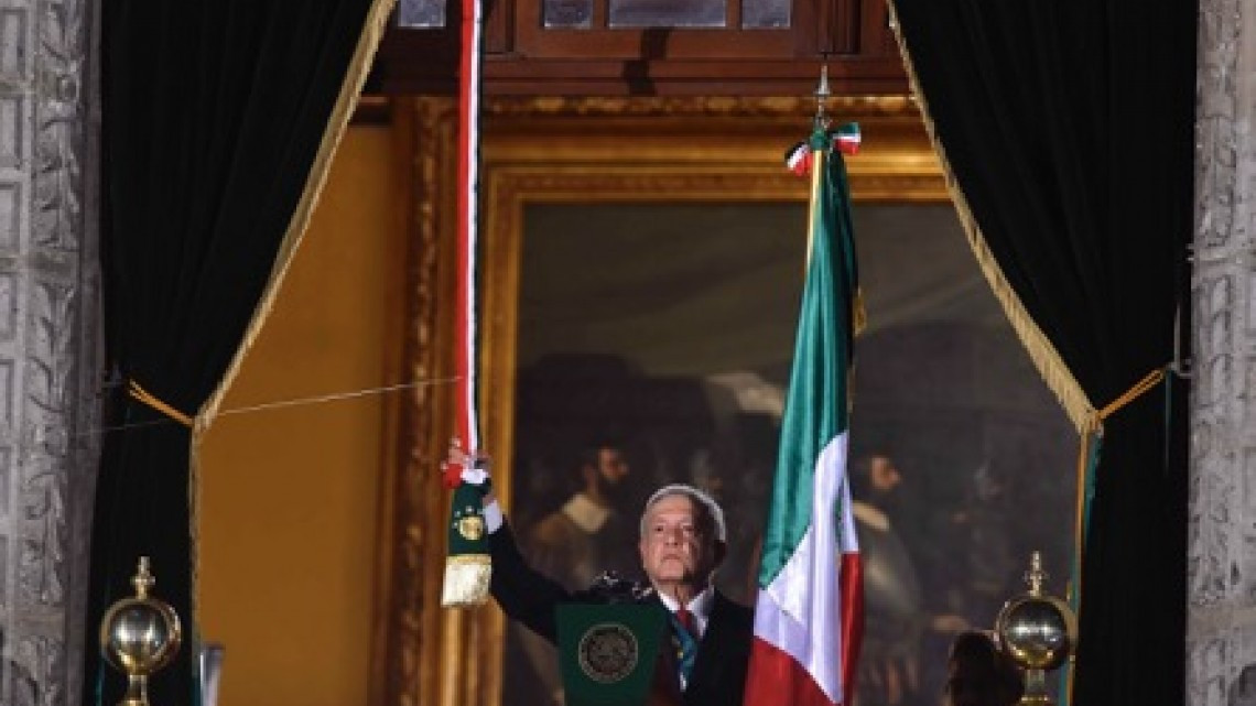 Ante un Zócalo abarrotado, AMLO da “El Grito” de la Independencia de México