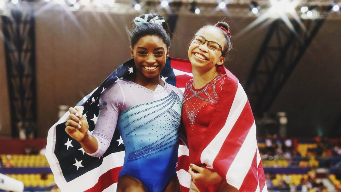 Simone Biles es la primera atleta en ganar cuatro títulos all-around 