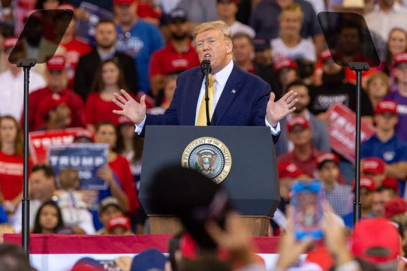 Trump se lleva abucheos tras pedir que se vacunen contra el Covid-19