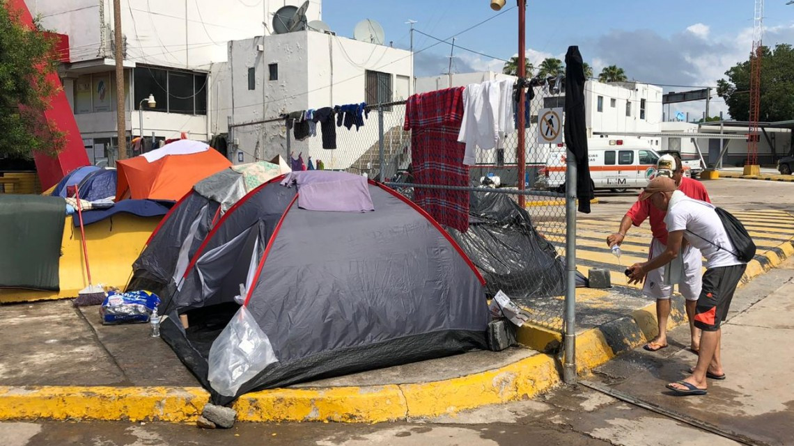 Piden a migrantes retirarse de la explanada del puente internacional 