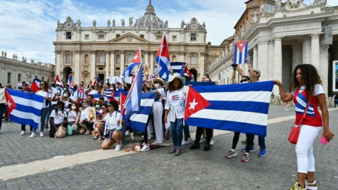 Cubanos protestan frente al Vaticano tras negativa del Papa de pronunciarse ante los abusos en su país