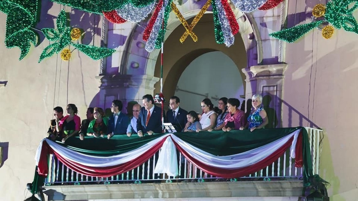 Festejan miles de neolaredenses Grito de Independencia de México   