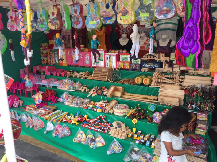 Favorecen eventos decembrinos a artesanos