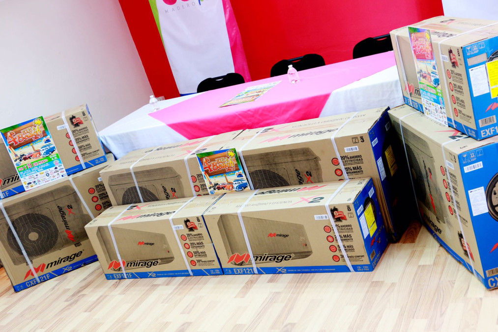 DIF de Ciudad Madero recibe donativo de club de autos clásicos