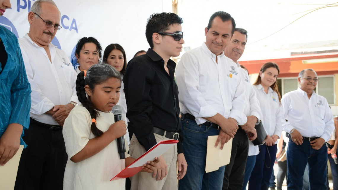 Entregan apoyos y ofrecen servicios de fumigación en Rincón de las Flores   