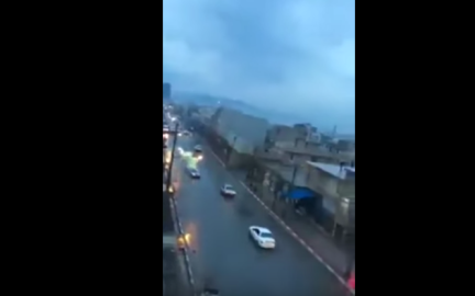 Inpactante momento en el que cae un rayo sobre auto en movimiento