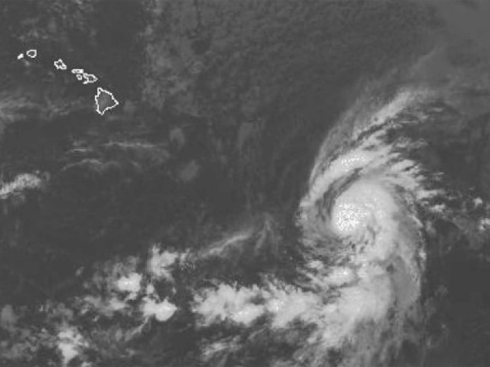 Espera Hawai dos huracanes