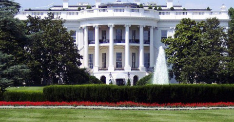 Hombre se dispara a sí mismo frente a la Casa Blanca