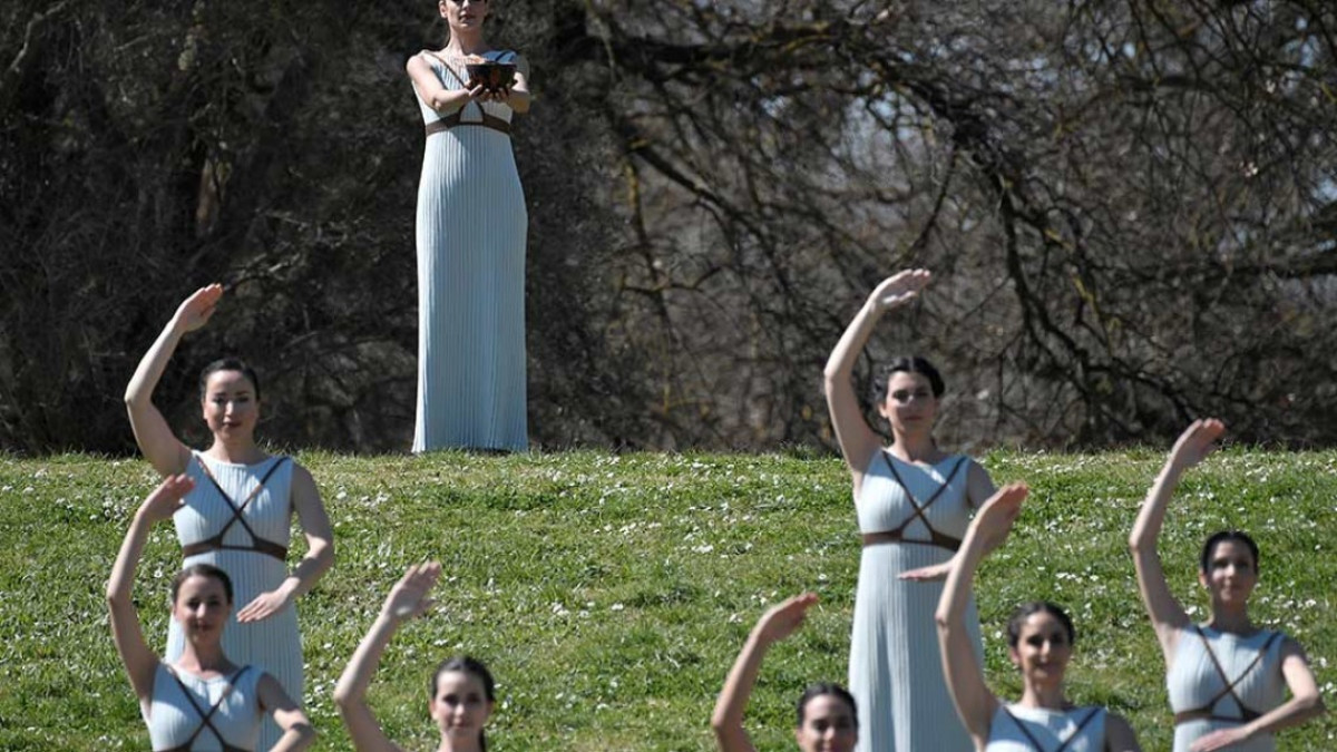 Sin espectadores, encienden llama olímpica 