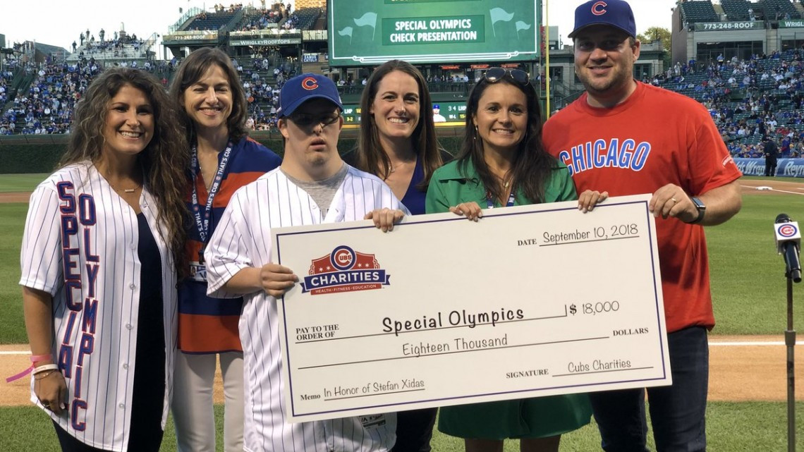Un joven con síndrome de Down cantó el himno de EU en un partido de béisbol