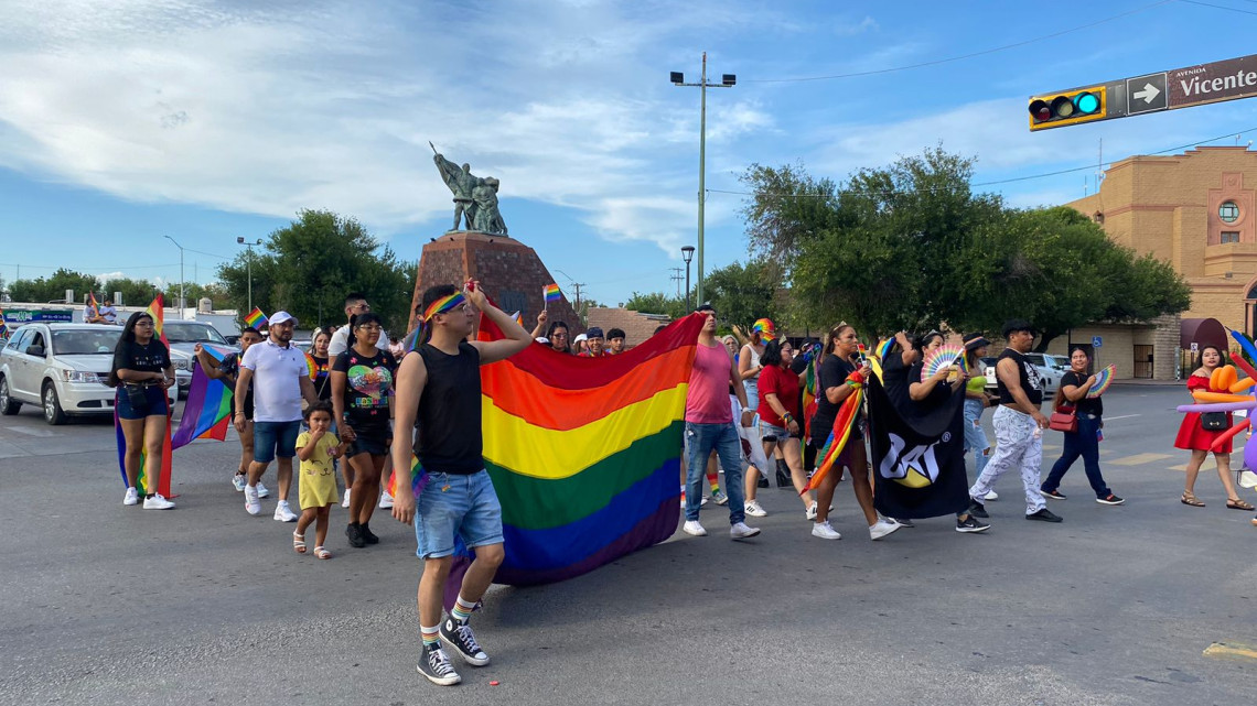 Pintan las calles de arcoíris 