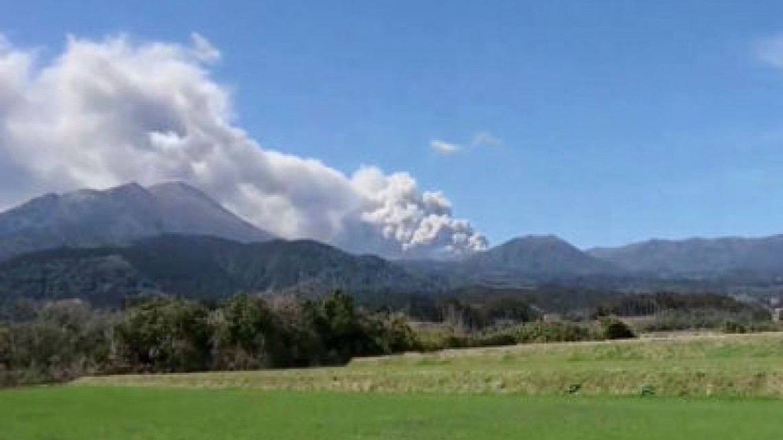 Cancelan vuelos en Japón tras erupción volcánica