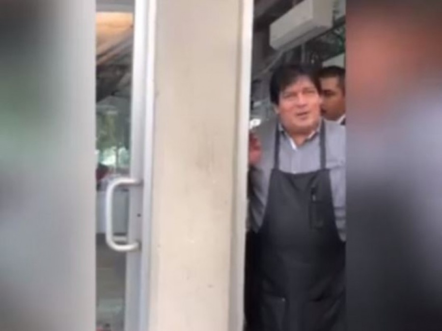 Corren a pareja gay por entrar de la mano a restaurante