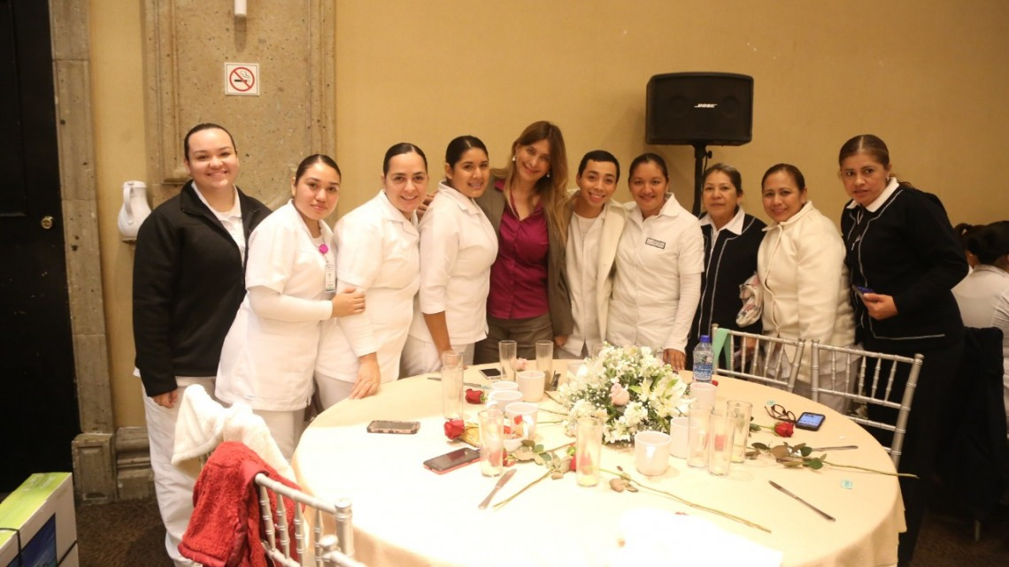 Dedica Maki Ortiz festejo a enfermeras en su día