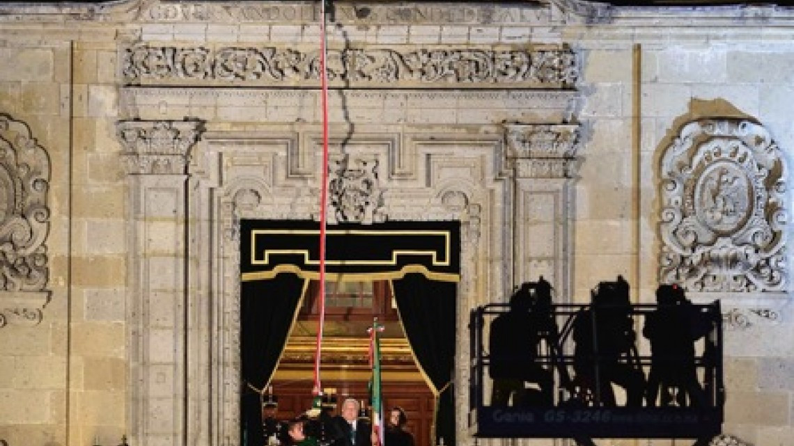 Ante un Zócalo abarrotado, AMLO da “El Grito” de la Independencia de México