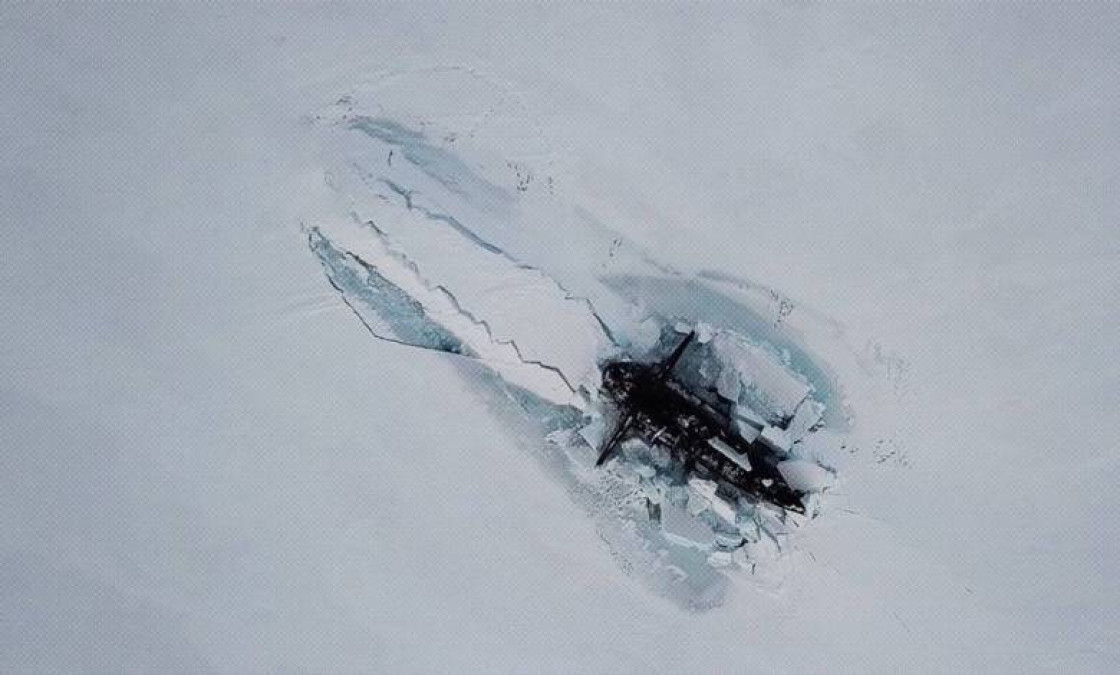 Por primera vez, emergen del hielo submarinos nucleares rusos