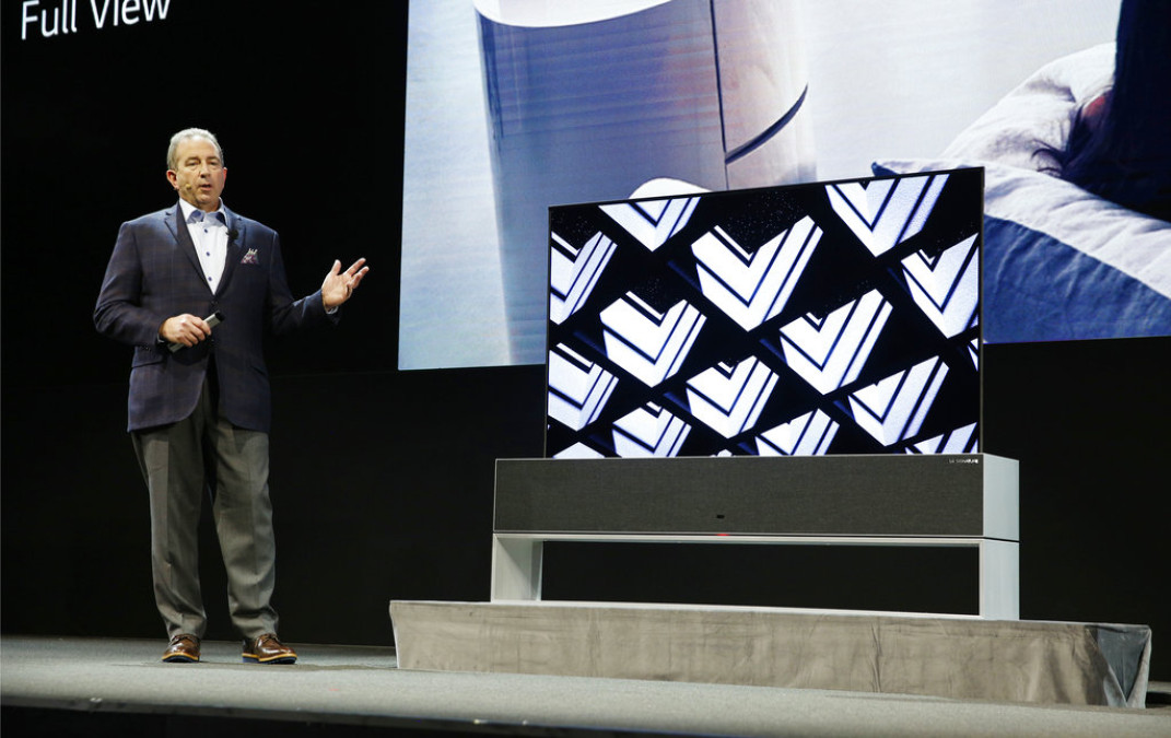 LG presenta la primera televisión enrollable